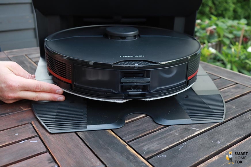 Roborock S7 MaxV на станции Ultra Station с поднятой салфеткой.